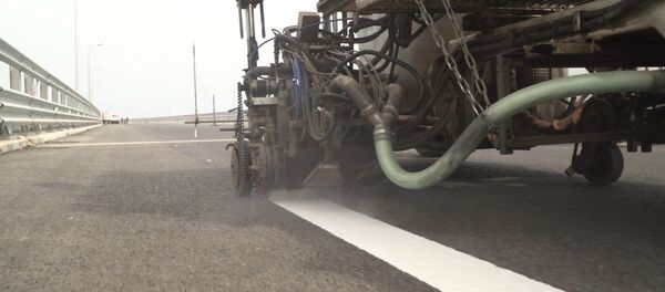 Рабочие приступили к нанесению дорожной разметки на мосту в Крым - Sputnik Беларусь