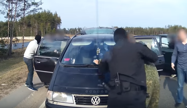 Пограничники с применением оружия задержали группу нелегалов из Вьетнама Пограничники с применением оружия задержали группу нелегалов из Вьетнама - Sputnik Беларусь