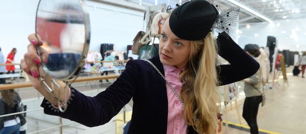 Москвичка примеряет шляпку на модной маркете Москвичка примеряет шляпку на модной маркете - Sputnik Беларусь