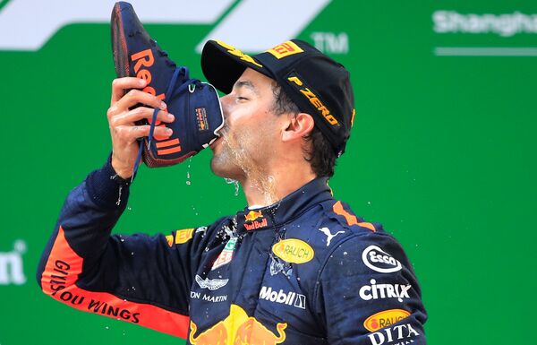 Риккьярдо на подиуме снял ботинок, налил в него шампанское и с удовольствием выпил Риккьярдо на подиуме снял ботинок, налил в него шампанское и с удовольствием выпил - Sputnik Беларусь