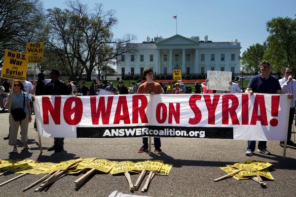 Акция протеста против войны в Сирии у Белого дома в Вашингтоне Акция протеста против войны в Сирии у Белого дома в Вашингтоне - Sputnik Беларусь