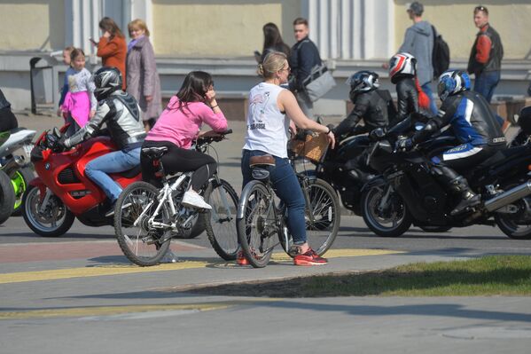 За движением мотоциклистов с завистью наблюдали обладатели другого двухколесного транспорта - велосипедисты. - Sputnik Беларусь