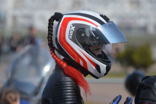 Женщины-байкеры, чтобы выделиться из толпы мотоциклистов, придумывают необычные способы оформления мотошлемов. - Sputnik Беларусь