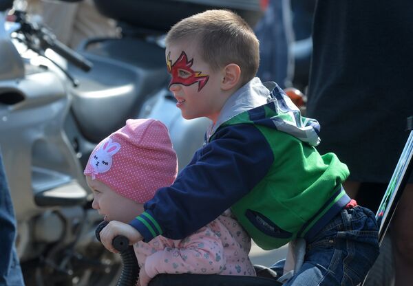 Дети с радостью фотографировались на мотоциклах: для самых маленьких у Дворца спорта была организована площадка с развлечениями. - Sputnik Беларусь