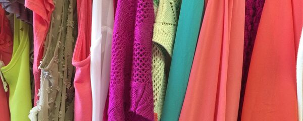 Одежда на вешалке, архивное фото - Sputnik Беларусь