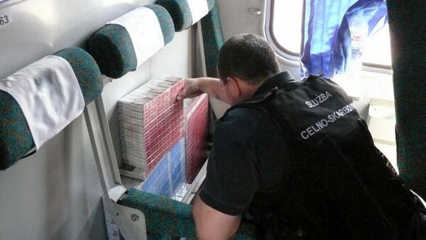 Контрабандные сигареты в поезде - Sputnik Беларусь
