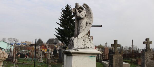 Плачущий Ангел на надгробии неплохо сохранился Плачущий Ангел на надгробии неплохо сохранился - Sputnik Беларусь