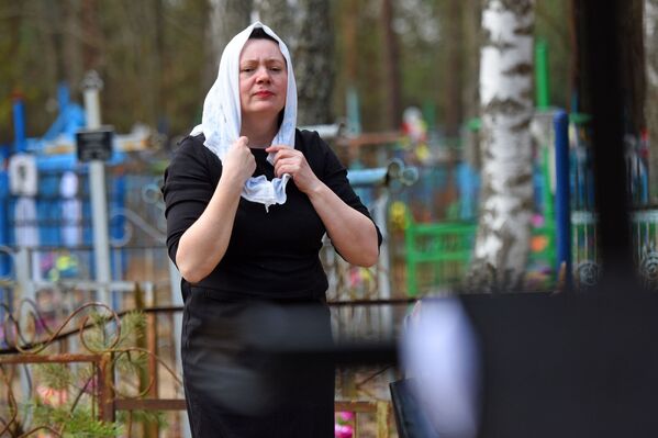 На деревенских кладбищах редко встретишь женщину с непокрытой головой - Sputnik Беларусь