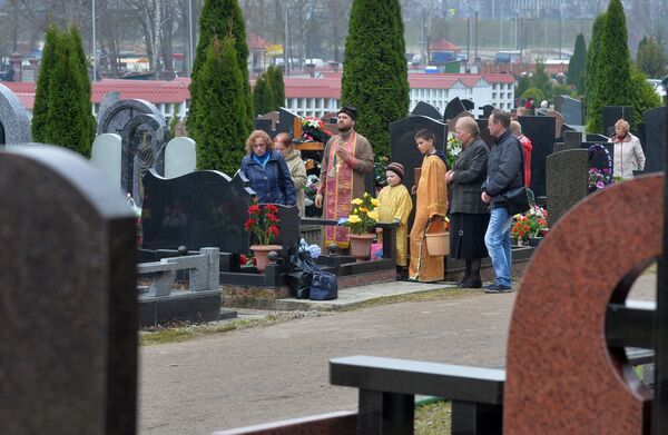 Священник совершает службу в Радуницу на Московском кладбище - Sputnik Беларусь