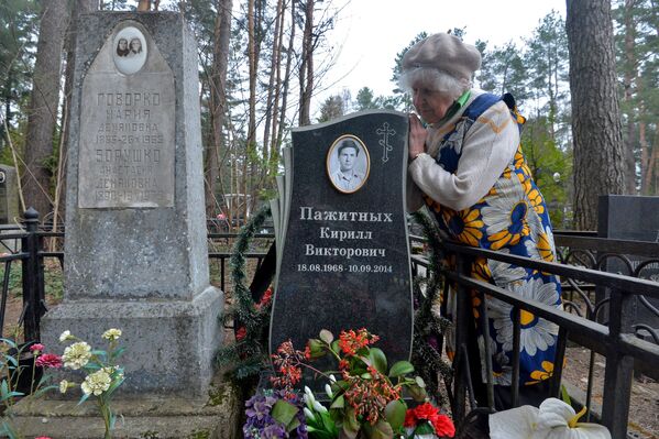 Алиса Васильевна Пажитных пришла на Радуницу почтить память своего сына Кирилла - Sputnik Беларусь