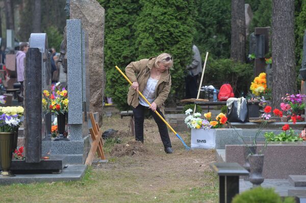 Минприроды просит отказаться от пластиковых цветов на кладбищах - Sputnik Беларусь