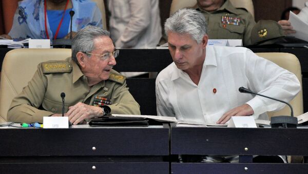 Кубинский лидер Рауль Кастро (слева) и зампред Госсовета Мигель Диас-Канель - Sputnik Беларусь