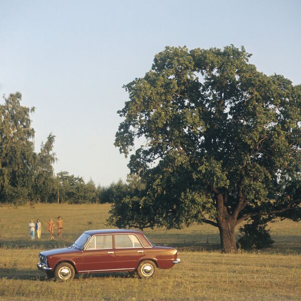 Автомобиль ВАЗ-2101 выпускался на Волжском автомобильном заводе с 1970 по 1983 годы. Фото 1974 года. - Sputnik Беларусь