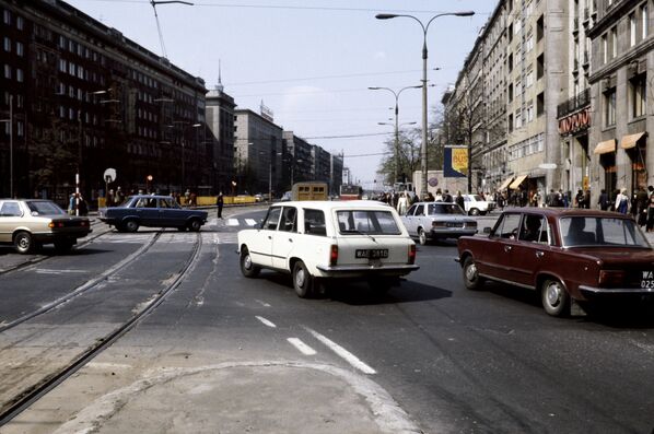 На экспорт ВАЗ поставлялся под брендом LADA. Как и Fiat-124, он был очень популярен в странах соцлагеря. На фото - улицы Варшавы 80-х. - Sputnik Беларусь