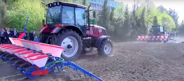 Лукашенко и Додону показали, как работают трактора с вышиванками - Sputnik Беларусь
