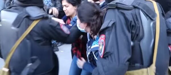 Опубликованы кадры жестких задержаний демонстрантов в Ереване Опубликованы кадры жестких задержаний демонстрантов в Ереване - Sputnik Беларусь