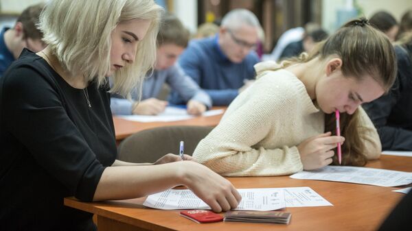 Студэнты падчас экзамену - Sputnik Беларусь