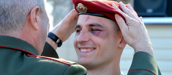 Военнослужащий белорусского спецназа радуется успешному завершению квалификационного испытания на право ношения крапового берета - Sputnik Беларусь