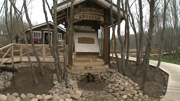 Ради этой криничной воды многие приезжают сюда тысячи километров - Sputnik Беларусь