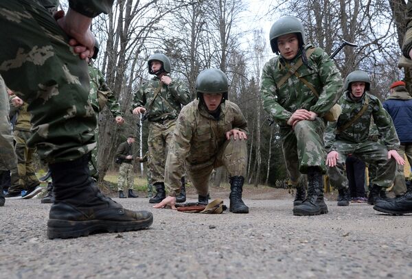 Спецназовцы разминаются перед началом квалификационного испытания - Sputnik Беларусь