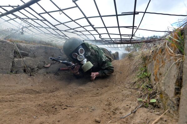 Белорусские спецназовцы преодолевают препятствие мышеловка - Sputnik Беларусь