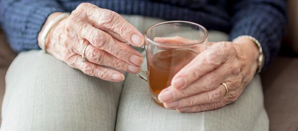 Женщина с чашкой чая, архивное фото - Sputnik Беларусь