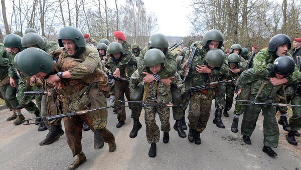 Белорусские спецназовцы на дистанции марш-броска - Sputnik Беларусь