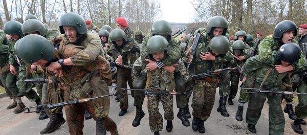 Белорусские спецназовцы на дистанции марш-броска - Sputnik Беларусь