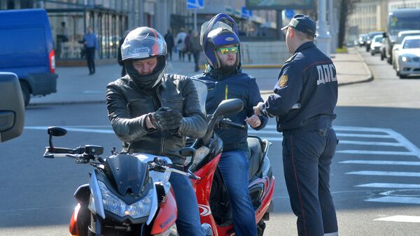 У мотоциклистов проверяют документы, наличие номерного знака - Sputnik Беларусь