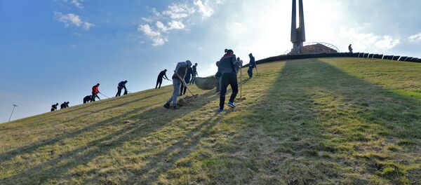 Субботник на Кургане Славы - Sputnik Беларусь