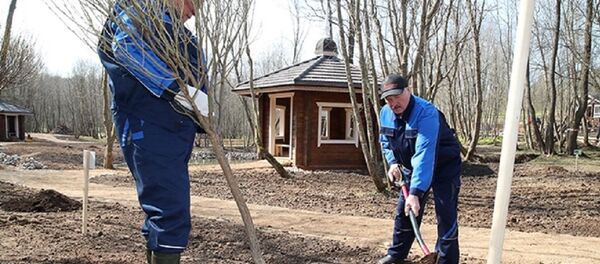 Александр Лукашенко работает на благоустройстве Трофимовой криницы Александр Лукашенко работает на благоустройстве Трофимовой криницы - Sputnik Беларусь