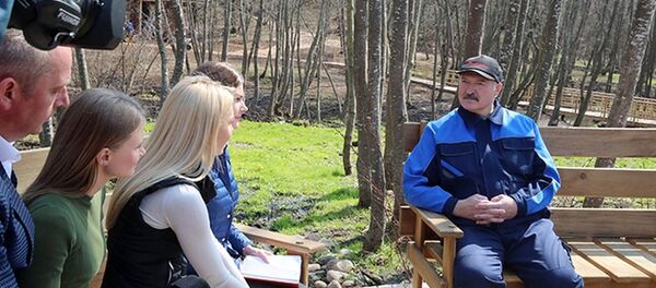 Во время субботника Александр Лукашенко дал интервью журналистам - Sputnik Беларусь