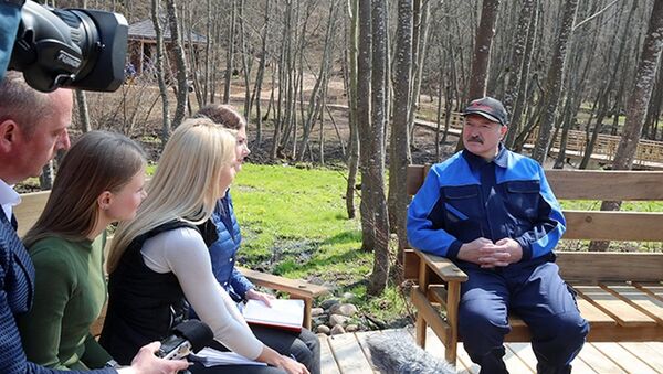 Во время субботника Александр Лукашенко дал интервью журналистам - Sputnik Беларусь
