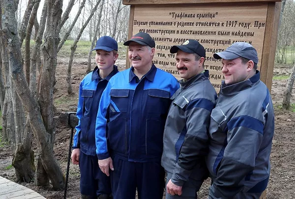 Александр Лукашенко регулярно бывает в агрогородке Александрия на своей малой родине. На фото: Александр Лукашенко с сыновьями во время субботника возле Трофимовой криницы в агрогородке Александрия. - Sputnik Беларусь