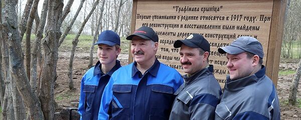 Александр Лукашенко с сыновьями работал возле Трофимовой криницы на малой родине - в агрогородке Александрия - Sputnik Беларусь