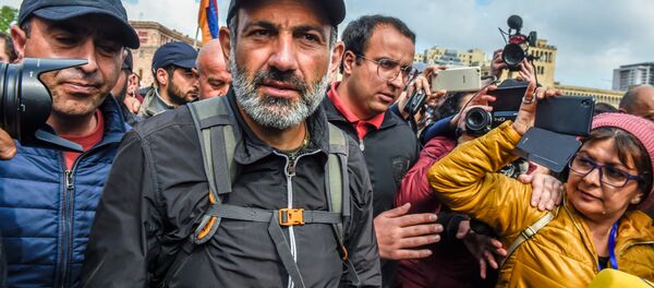 Лидер оппозиционной фракции Елк Никол Пашинян на площади Республики (22 апреля 2018). Ереван - Sputnik Беларусь