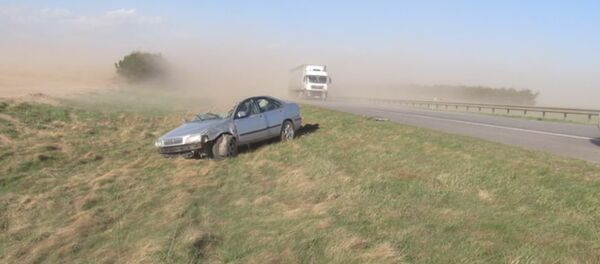 В аварии на автодороге М1 при столкновении большегруза и легкового автомобиля погиб пассажир В аварии на автодороге М1 при столкновении большегруза и легкового автомобиля погиб пассажир - Sputnik Беларусь