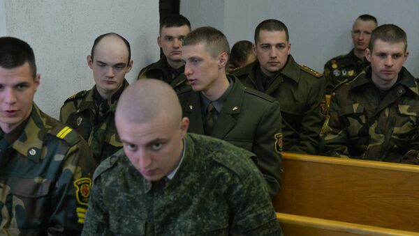 Военнослужащие части, в которой служил обвиняемый сержант из Печей, в суде - Sputnik Беларусь
