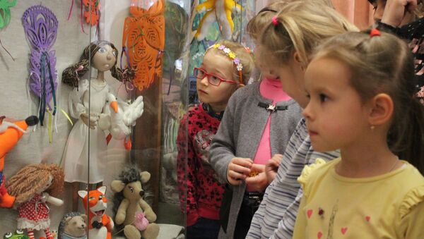 Выставка кукол, естественно, заинтересовала детей - Sputnik Беларусь