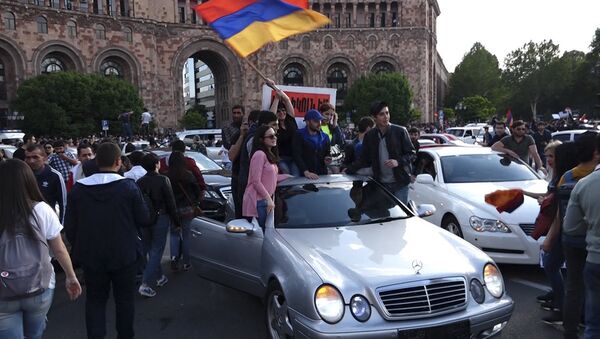 Армяне гуляют по центральным улицам Еревана после отставки премьер-министра Сержа Саргсяна - Sputnik Беларусь