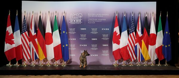 Полицейская собака ждет прибытия глав стран G7 для итогового фотографирования - Sputnik Беларусь