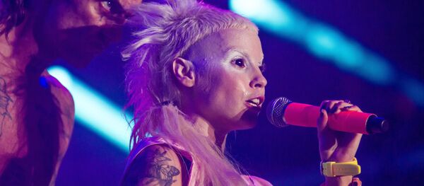 Вокалисты южноафриканской рэп-рейв-группы Die Antwoord Тюдор Уоткин (Ninja) и Фиссер Йоланди (Yo-landi Vi$$er) - Sputnik Беларусь