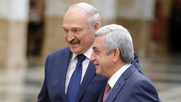 Президент Беларуси Александр Лукашенко (слева) и экс-президент Армении Серж Саргсян - Sputnik Беларусь
