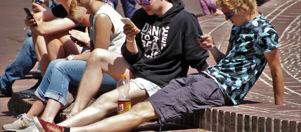 Подростки с телефонами, архивное фото Подростки с телефонами, архивное фото - Sputnik Беларусь