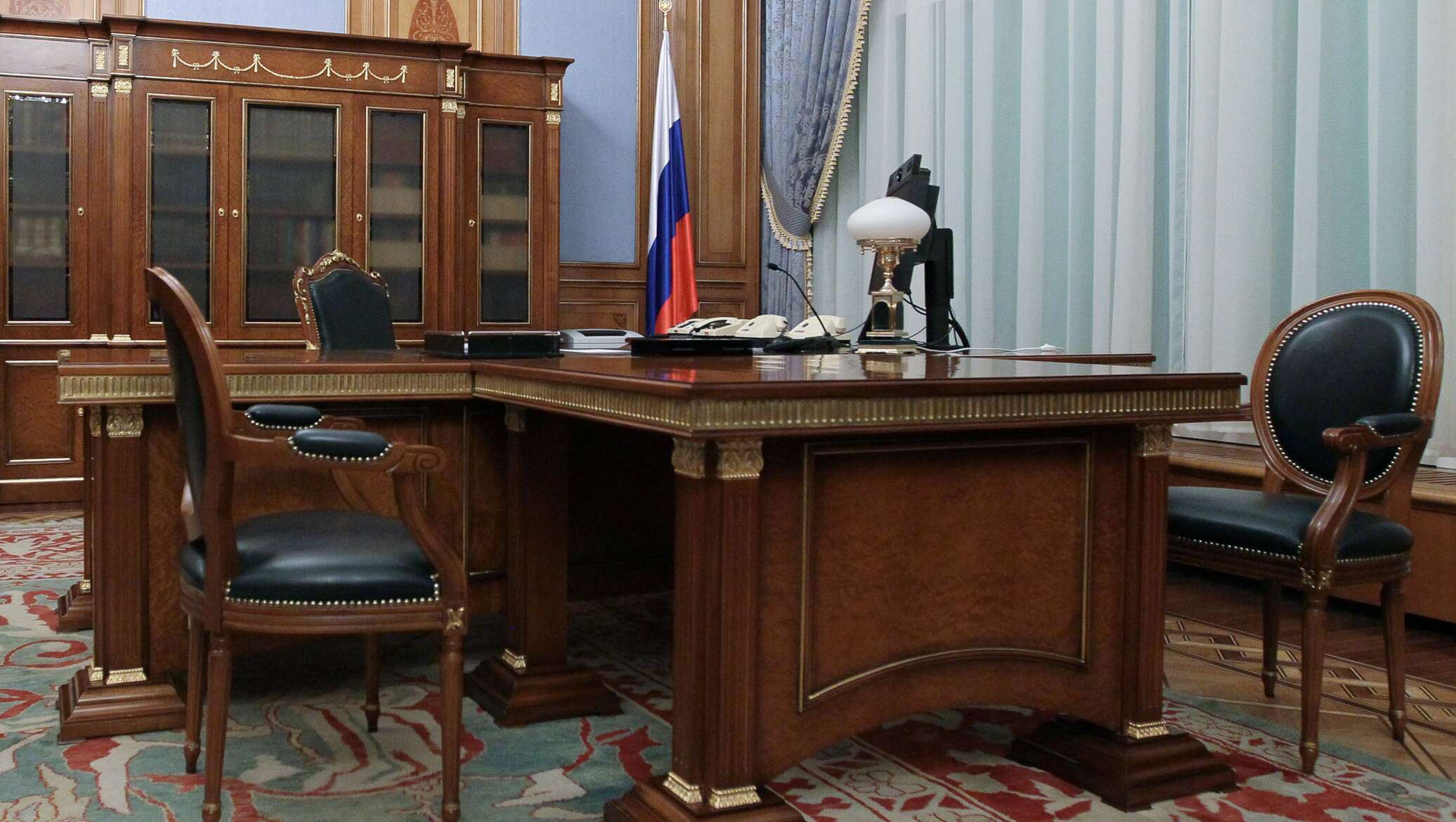 Цветок у путина в кабинете в кремле название фото