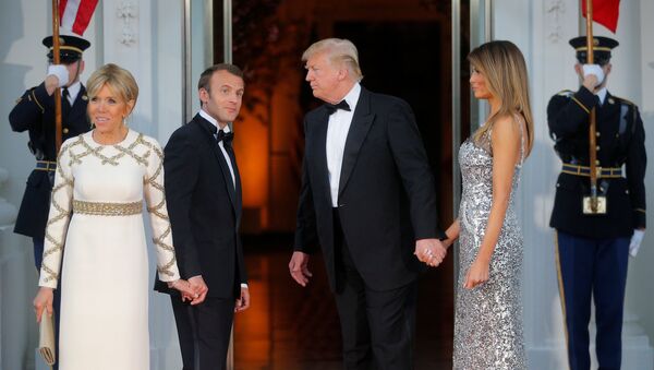 Семейная фотоссесия: президенты США и Франции Трамп и макрон с супругами на ступеньках Белого дома - Sputnik Беларусь