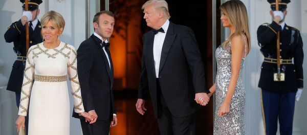 Семейная фотоссесия: президенты США и Франции Трамп и макрон с супругами на ступеньках Белого дома Семейная фотоссесия: президенты США и Франции Трамп и макрон с супругами на ступеньках Белого дома - Sputnik Беларусь