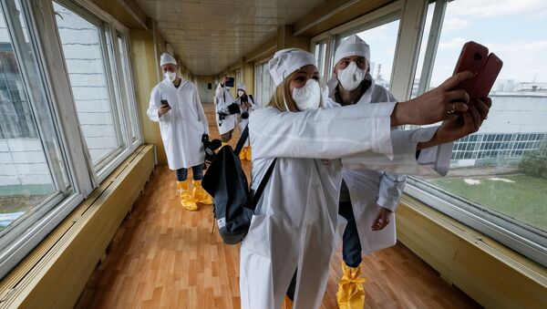 Журналисты фотографируются во время посещения Чернобыльской АЭС  - Sputnik Беларусь