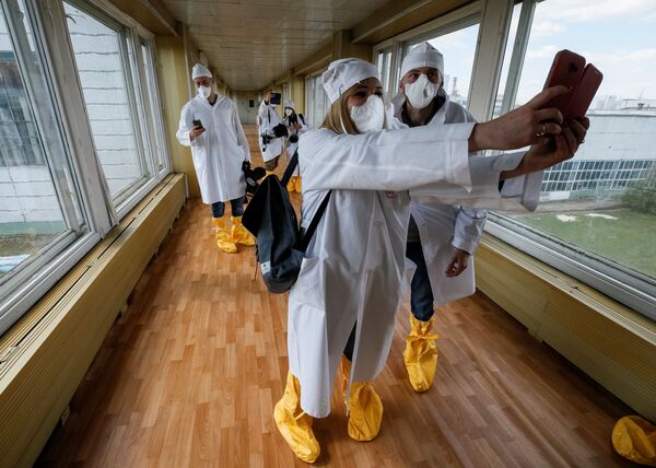 Журналисты фотографируются во время посещения Чернобыльской АЭС - Sputnik Беларусь