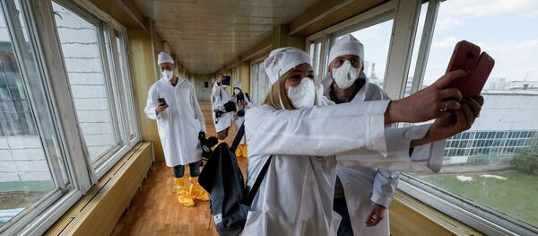 Журналисты фотографируются во время посещения Чернобыльской АЭС  - Sputnik Беларусь